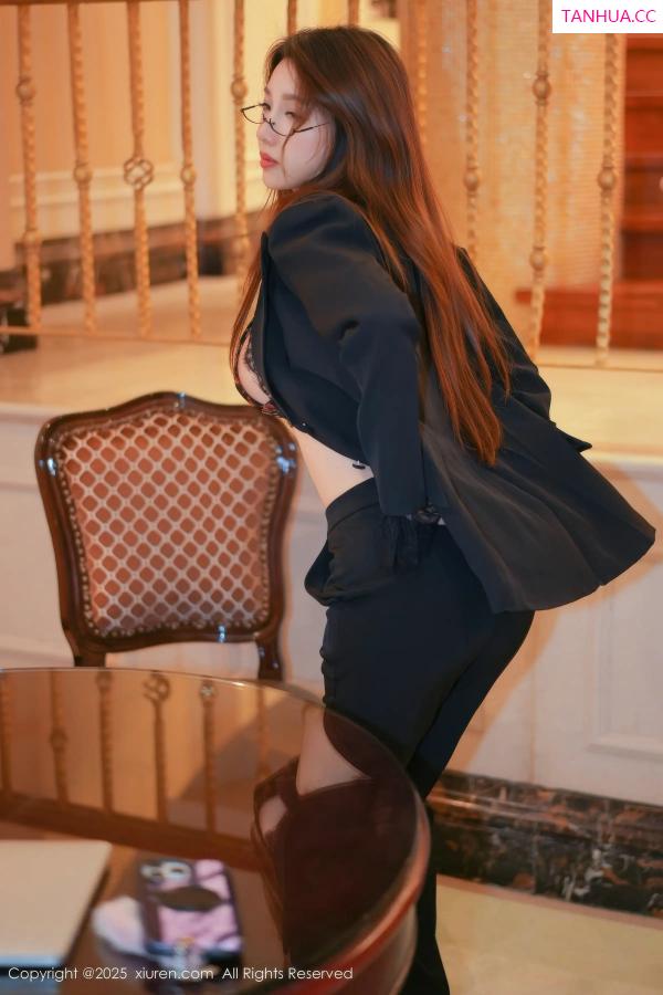   [XiuRen]高清写真图 2025.11.19 No.11007 Twins-夭夭 闪亮黑丝第19张图片